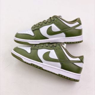 Dunk low W "Medium Olive" ------------------------------------------------------- 💵 Dostupné nyní na našem e-shopu (bio)...